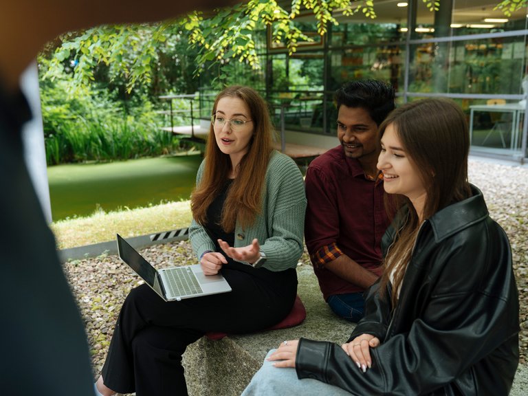 Studierende auf dem Campus