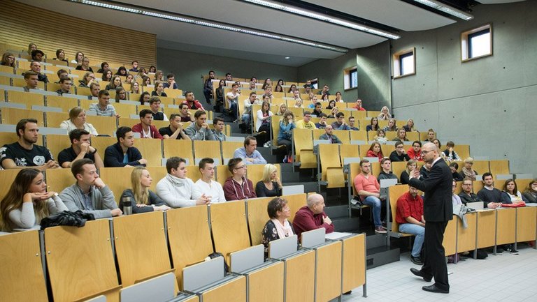 Menschen in einem Hörsaal