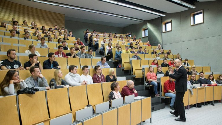 Menschen in einem Hörsaal