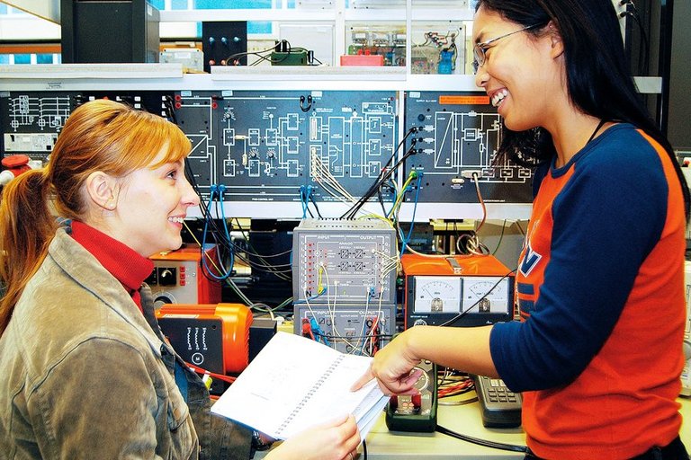 2 Frauen vor elektrischer Laborausrüstung