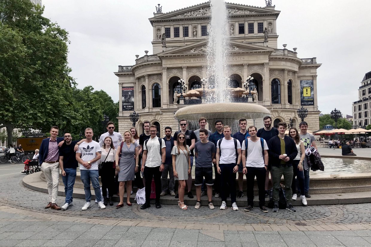 Dozentin Felicitas Kotsch (5.v.l.) zeigte den Studierenden die Finanzwelt von Frankfurt am Main