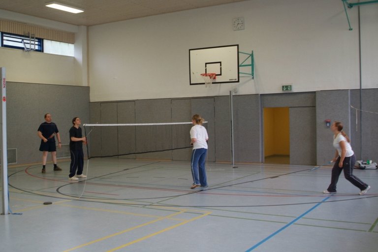 Studierende spielen Badminton