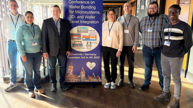 Forschergruppe neben Roll-Up