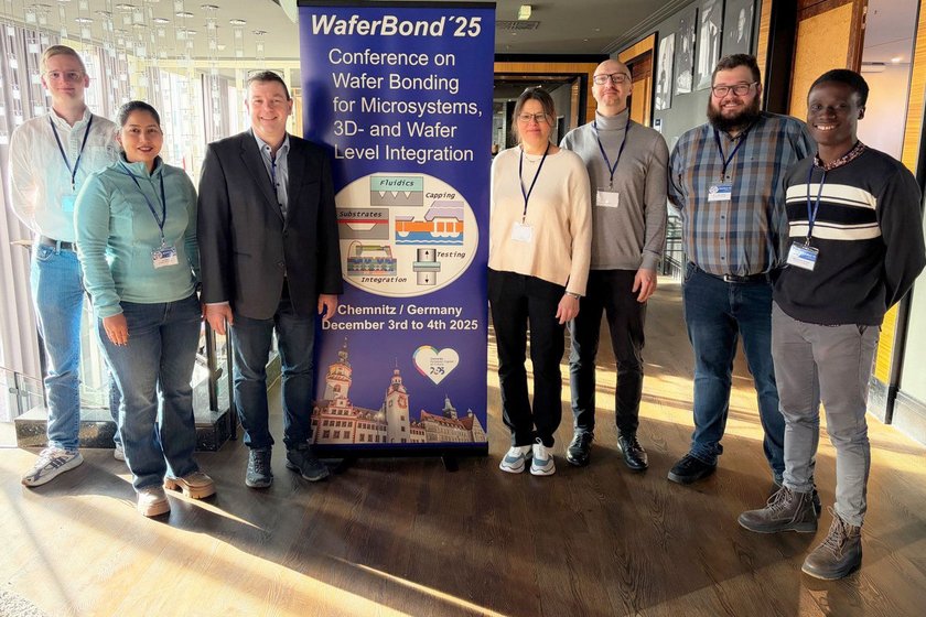 Forschergruppe neben Roll-Up