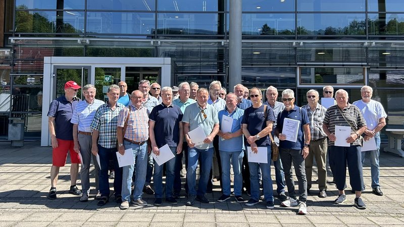 Absolventen vor der Bibliothek