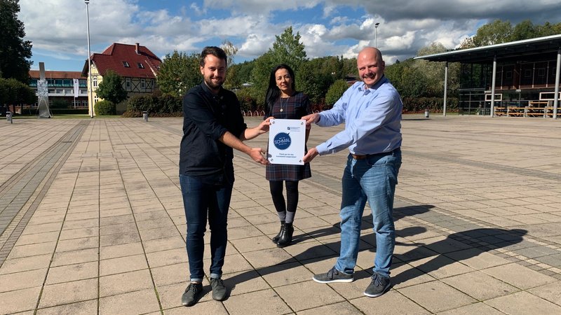 Mitarbeiter des International Office und Benedikt Weißenburger auf dem Campus.