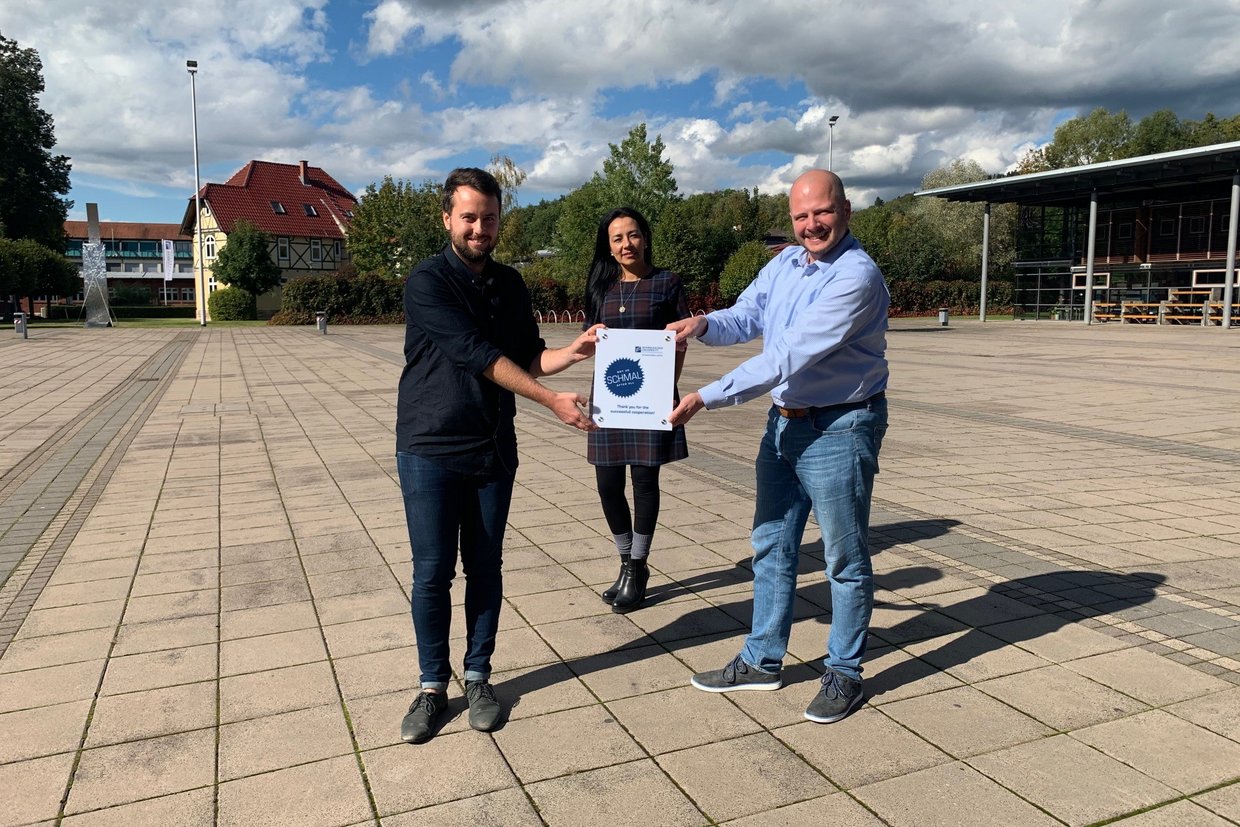 Mitarbeiter des International Office und Benedikt Weißenburger auf dem Campus.