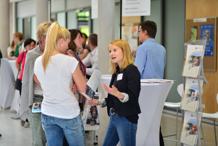 Foto: Studentin beim Beratungsgespräch