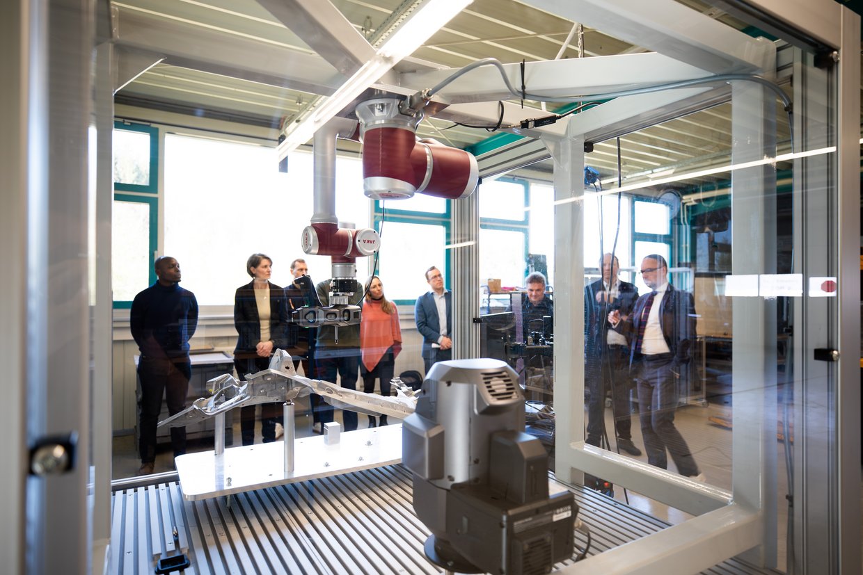 Menschen stehen an Maschine