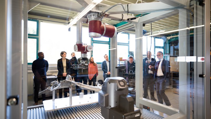 Menschen stehen an Maschine