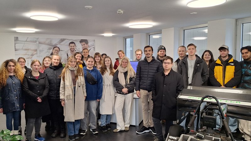 Studierende besuchen Unternehmen