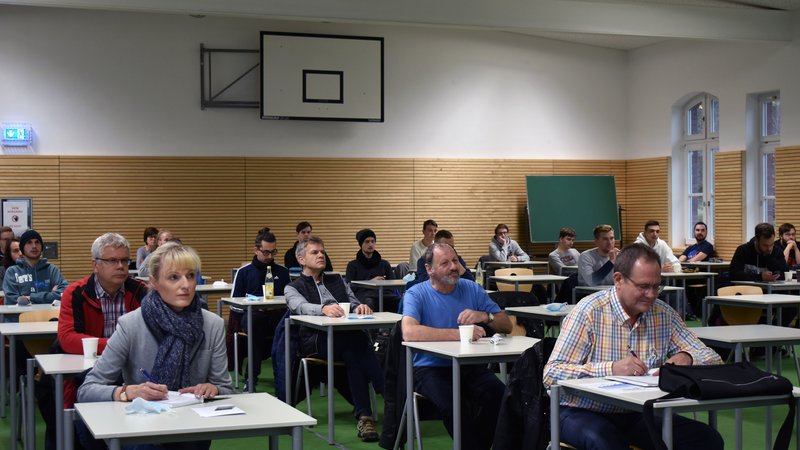 Zuhörer in der Turnhalle