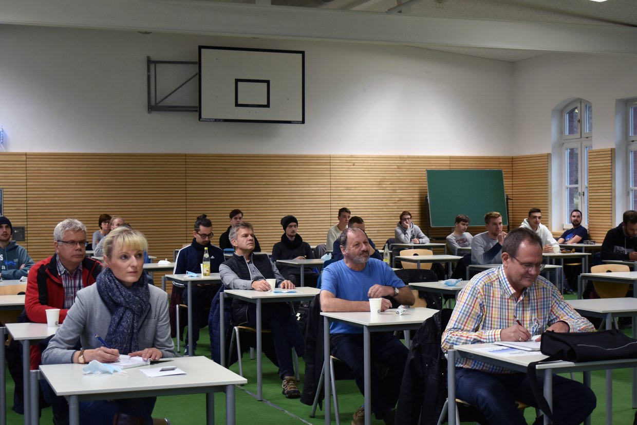 Zuhörer in der Turnhalle