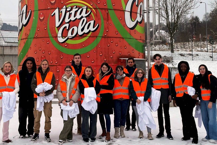 Studenten vor großer Vita-Cola-Dose