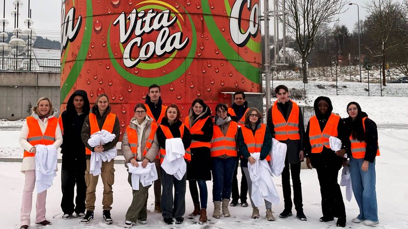 Studenten vor großer Vita-Cola-Dose