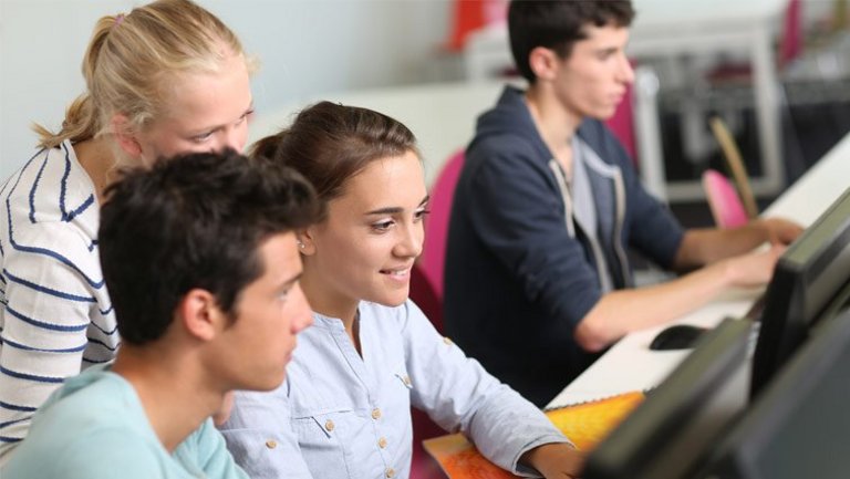 Glückliche Studenten im Computerraum