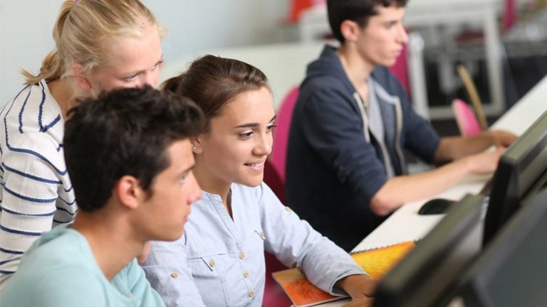 Foto: Studenten im Computerraum