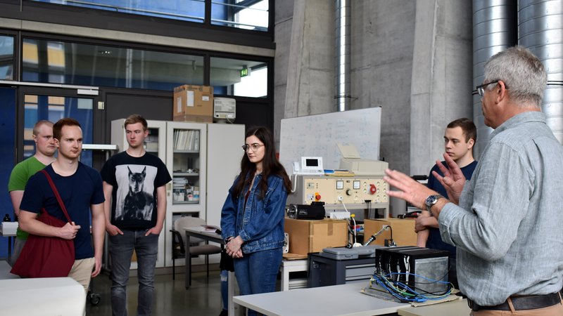 Laboringenieur Matthias Tischer mit Studieninteressenten im Labor Leistungselektronik.