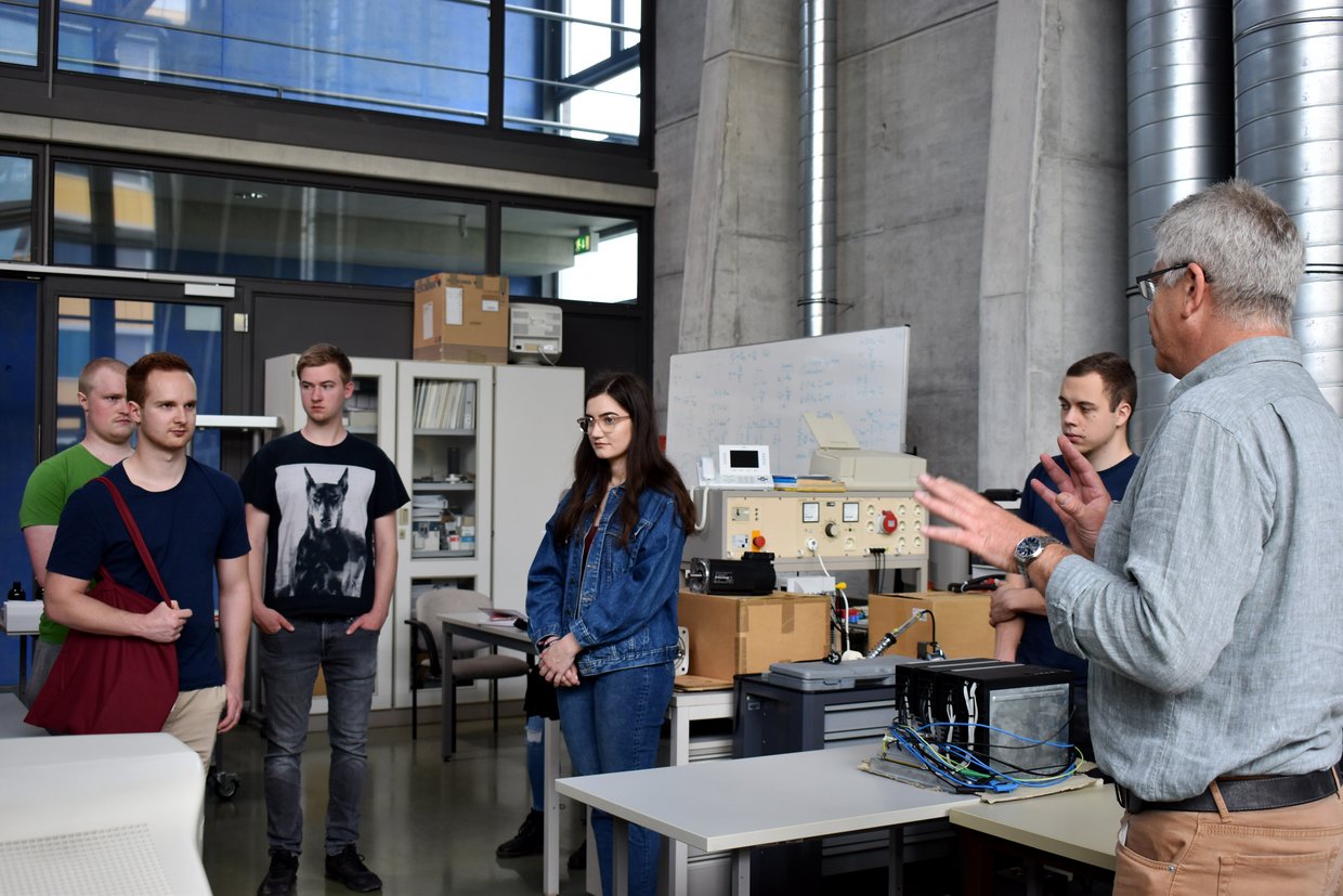 Laboringenieur Matthias Tischer mit Studieninteressenten im Labor Leistungselektronik.