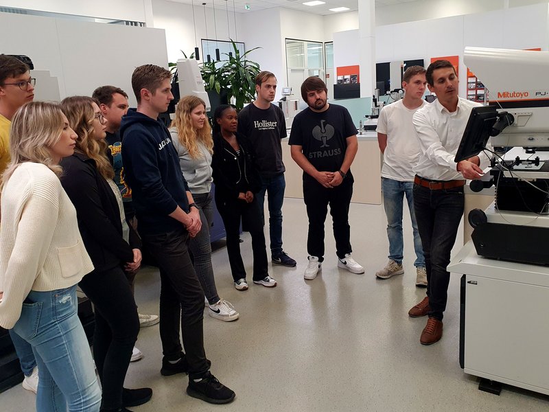 Studierende schauen auf Maschine