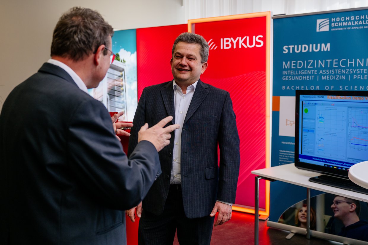 Zwei Männer am Messestand