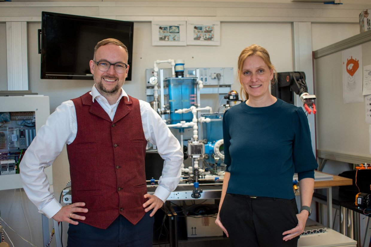 Frank Schrödel und Katharina Sachse im Labor