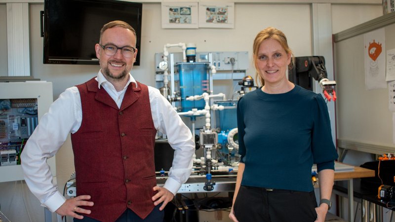 Frank Schrödel und Katharina Sachse im Labor