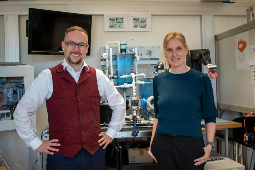Prof. Katharina Sachse arbeitet eng mit Prof. Frank Schrödel von der Fakultät Maschinenbau zusammen. Frank Schrödel und Katharina Sachse im Labor