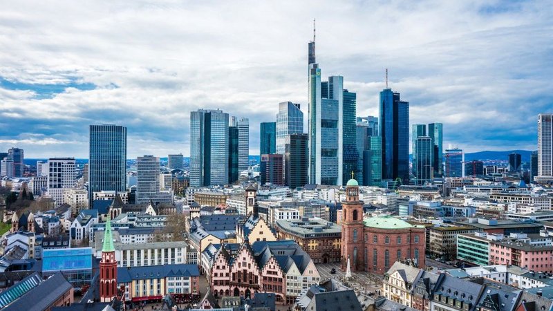 Blick von Süden über die neue Altstadt auf die Skyline Frankfurts