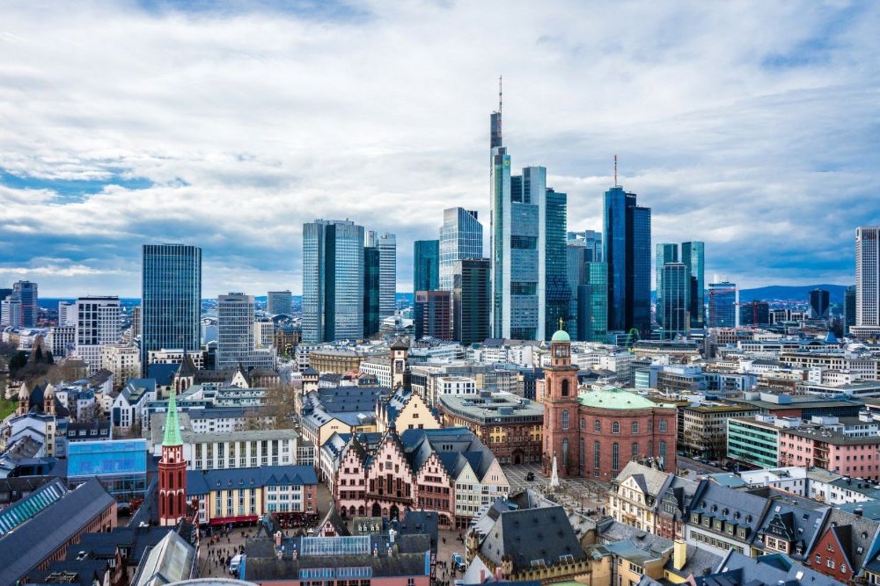 Blick von Süden über die neue Altstadt auf die Skyline Frankfurts