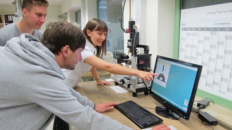 Studierende im technischen Labor