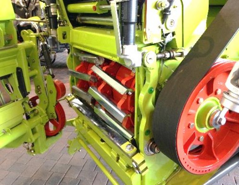 Photograph of the chopping unit with blades fitted Photograph of the chopping unit with blades fitted