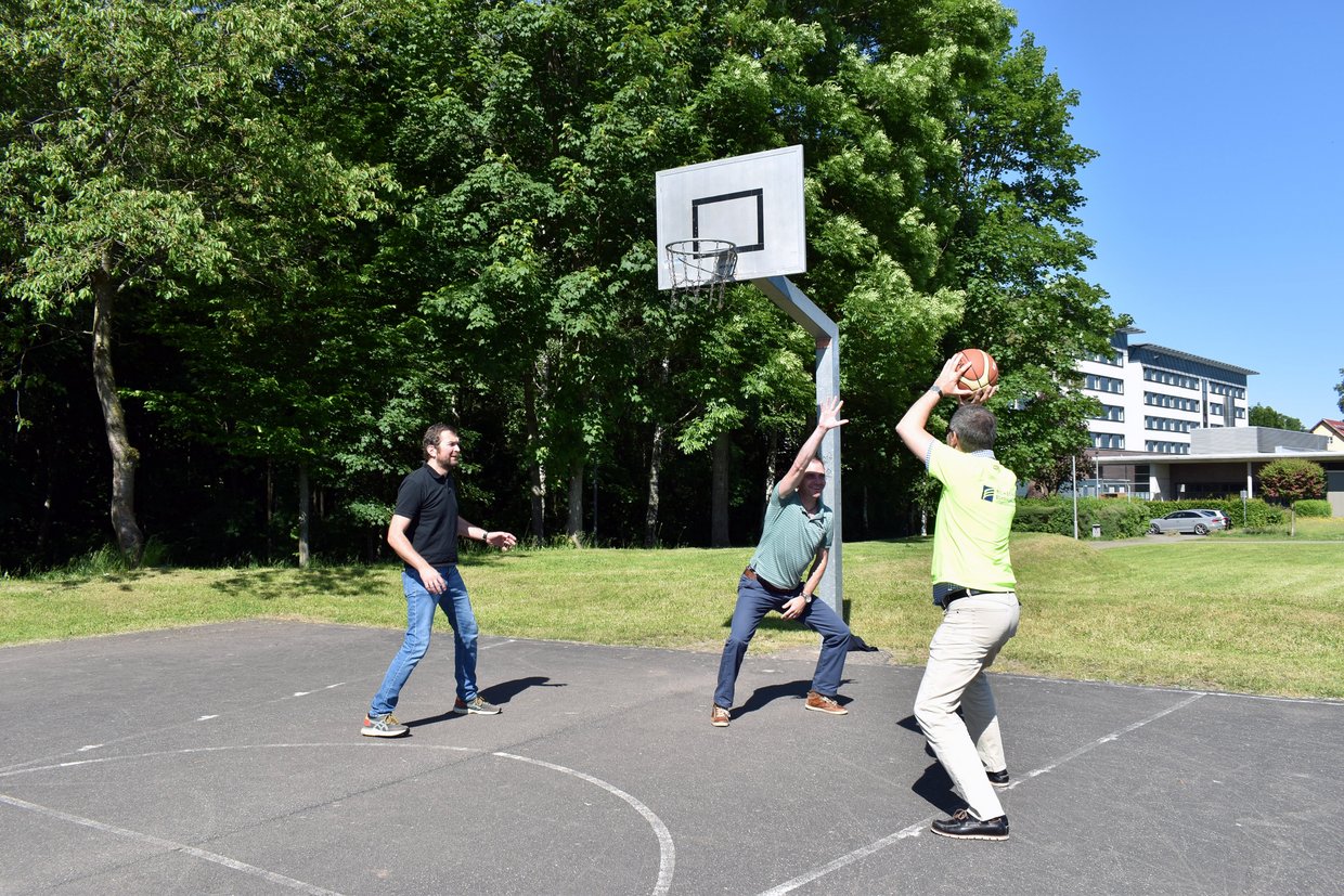 Kanzler, André Mock und Präsident beim Basketballspielen