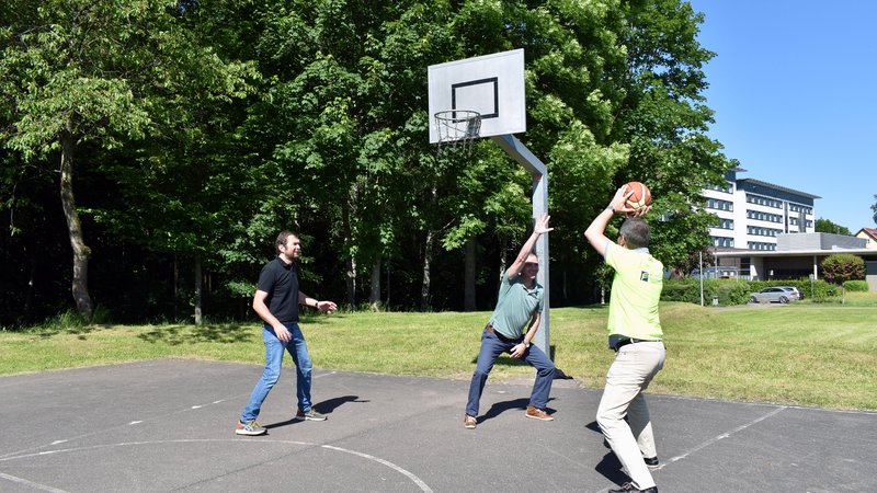 Kanzler, André Mock und Präsident beim Basketballspielen