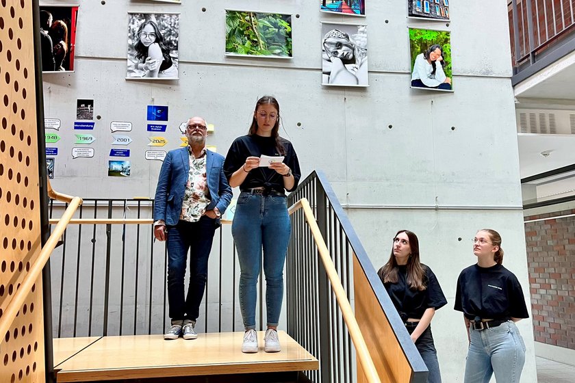 Utopia - Motto der diesjährigen Intermediale Frau mit Mann auf einer Treppe