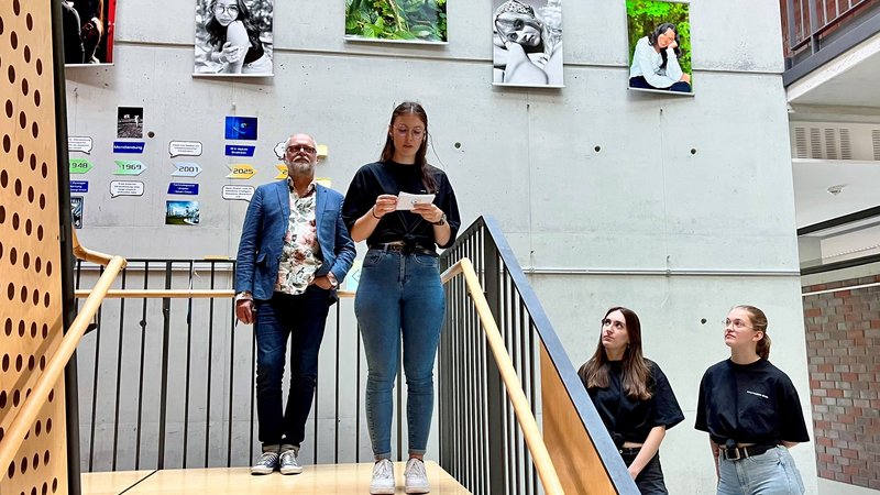 Frau mit Mann auf einer Treppe
