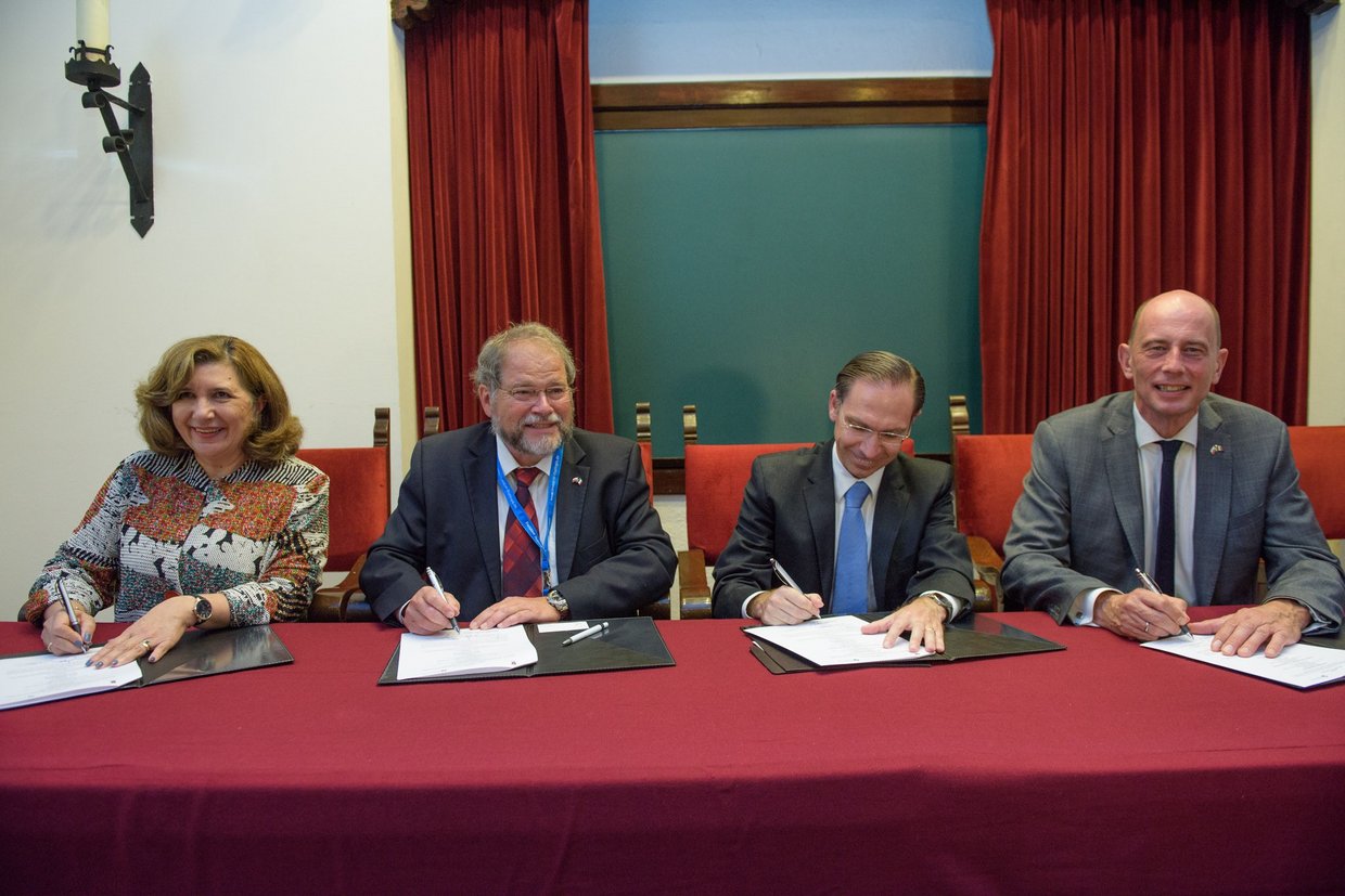 Liliana Alvarez Tostado, Prof. Dr. Elmar Heinemann, Santiago Garcia Alvarez und Wolfgang Tiefensee