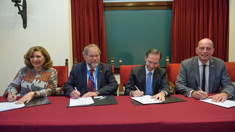 Liliana Alvarez Tostado, Prof. Dr. Elmar Heinemann, Santiago Garcia Alvarez und Wolfgang Tiefensee