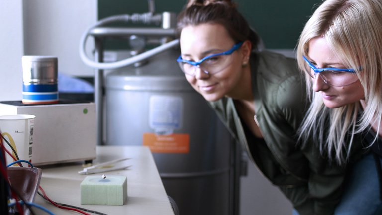 Zwei Studentinnen im Labor dokumentieren einen Versuchsaufbau.