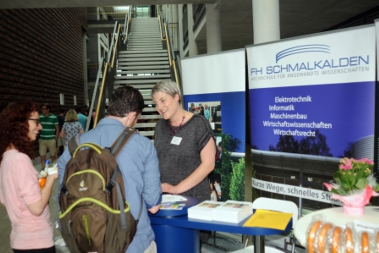 Anne Wolfram von der Zentralen Studienberatung beantwortete zahlreiche Fragen am Infostand der Fachhochschule Schmalkalden Anne Wolfram von der Zentralen Studienberatung beantwortete zahlreiche Fragen am Infostand der Fachhochschule Schmalkalden