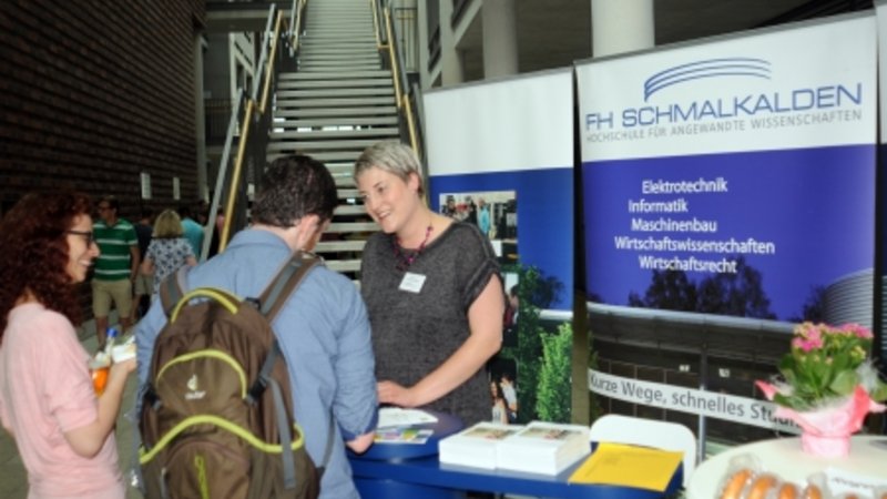 Anne Wolfram von der Zentralen Studienberatung beantwortete zahlreiche Fragen am Infostand der Fachhochschule Schmalkalden