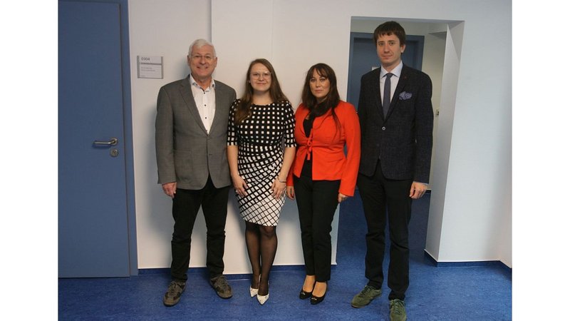 Vor dem Dekanat der Fakultät Wirtschaftswissenschaften sind abgebildet (von links): Jürgen Gemeinhardt, Marta Martyniak, Jolanta Pasionek und Wojciech Kaczmarczyk als Gastdozenten