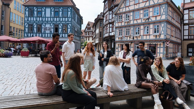 Studierende in der Altstadt in Schmalkalden