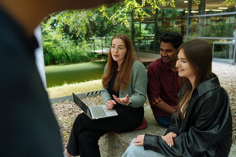Studierende auf der Lerninsel Hochschule Schmalkalden