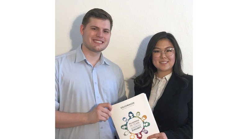 Marc Wunnerlich und Priska Park - mit Informationsbroschüre der Volkswagen Group Retail Deutschland