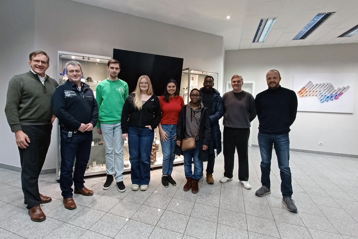 Studenten stehen im Unternehmen