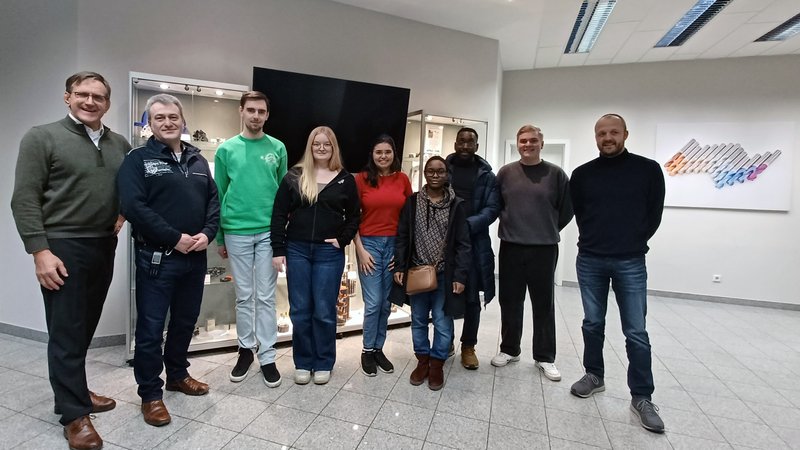 Studenten stehen im Unternehmen