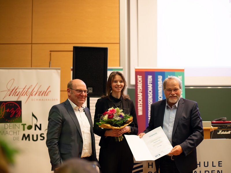 Preisträgerin mit Blumen