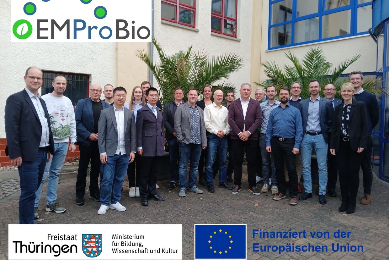 Forscher stehen vor einem Gebäude