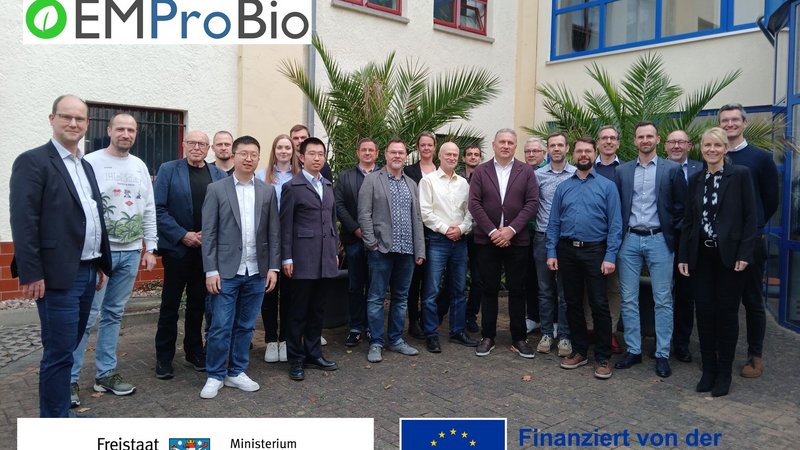 Forscher stehen vor einem Gebäude